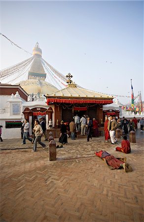 simsearch:841-02718675,k - Un bouddhiste se prosterne à l'aube avant l'entrée principale de la stupa tibétaine de Katmandou appelée Boudha (Bodnath) (la Bodhnath), Katmandou, patrimoine mondial de l'UNESCO, Népal, Asie Photographie de stock - Rights-Managed, Code: 841-02718699