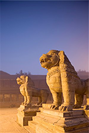 simsearch:400-05716374,k - Stone lions, Durbar Square, Bhaktapur, Kathmandu valley, Nepal. Foggy winter dawn, november 2005. Stock Photo - Rights-Managed, Code: 841-02718722
