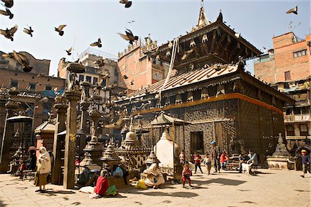simsearch:841-02718675,k - Seto Machendranath temple, à proximité de la place Durbar, Katmandou, Népal. Style pagode dorée temple couverte dans une Cour monastique maintenant abritant des boutiques et étals de marché. Photographie de stock - Rights-Managed, Code: 841-02718730