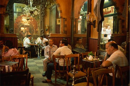 Men smoking hookahs in the interior of the El Fishawy Coffee House in Khan al-Kalili Bazaar in Cairo, Egypt, North Africa, Africa Foto de stock - Con derechos protegidos, Código: 841-02710989