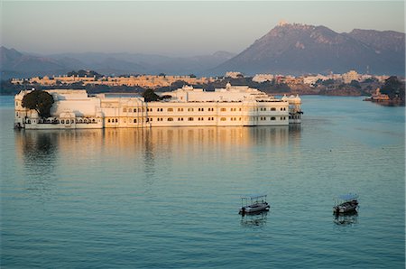 simsearch:841-02915818,k - The Lake Palace hotel on Lake Pichola, Udaipur, Rajasthan, India Stock Photo - Rights-Managed, Code: 841-02712384
