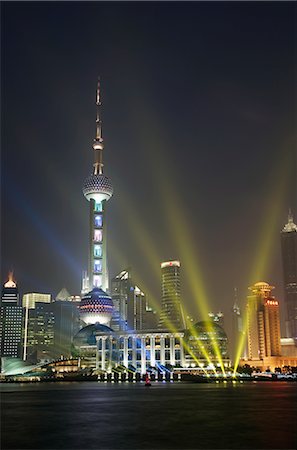 The Oriental Pearl Tower in the Pudong District at night, Shanghai, China, Asia Foto de stock - Con derechos protegidos, Código: 841-02720834