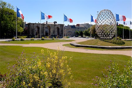 pennant flag - French flags and modern sculpture, Place de la Republique, looking towards Porte de Mars Roman arch, Reims, Marne, Champagne-Ardenne, France, Europe Foto de stock - Con derechos protegidos, Código: 841-02721603