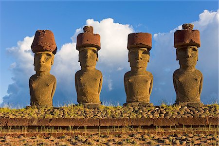 simsearch:841-02722258,k - Anakena beach, monolithic giant stone Moai statues of Ahu Nau Nau, four of which have topknots, Rapa Nui (Easter Island), UNESCO World Heritage Site, Chile, South America Foto de stock - Con derechos protegidos, Código: 841-02722297