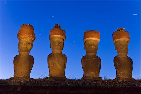 simsearch:841-02722258,k - Anakena beach, monolithic giant stone Moai statues of Ahu Nau Nau, four of which have topknots, illuminated at dusk, Rapa Nui (Easter Island), UNESCO World Heritage Site, Chile, South America Foto de stock - Con derechos protegidos, Código: 841-02722306