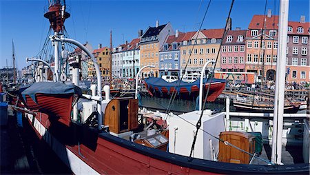 simsearch:841-02831984,k - Moored boats and the waterfront of the Nyhavn Channel, the old harbour of Copenhagen, Denmark, Europe Stock Photo - Rights-Managed, Code: 841-02722674