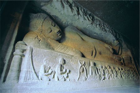 simsearch:841-02718675,k - Rock cut statue couchée du Bouddha se préparent à entrer dans le nirvana, en cave 26, un chaitya dans le site de la grotte bouddhiste d'Ajanta, taillé dans une gorge de la rivière Waghore, Ajanta, Etat de Maharashtra, Inde. Photographie de stock - Rights-Managed, Code: 841-02722738