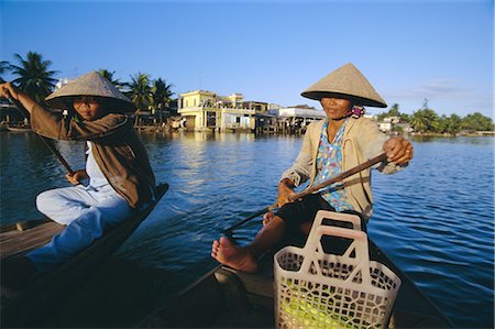 simsearch:841-02705251,k - Women paddling canoes on Thu Bon River, Hoi An, Vietnam, Indochina, Southeast Asia, Asia Stock Photo - Rights-Managed, Code: 841-02722851