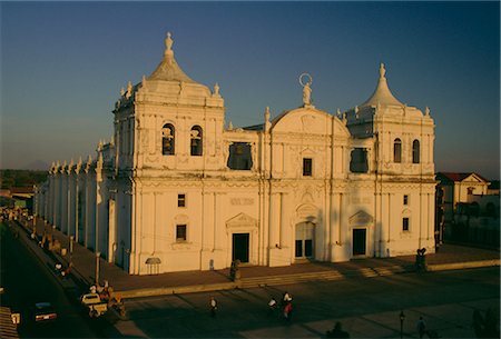 simsearch:841-02722258,k - The cathedral, which took 100 years to build from 1746, and where the poet Dario is entombed, on Parque Jerez in second city and former capital, Leon, Nicaragua, Central America Foto de stock - Con derechos protegidos, Código: 841-02722883