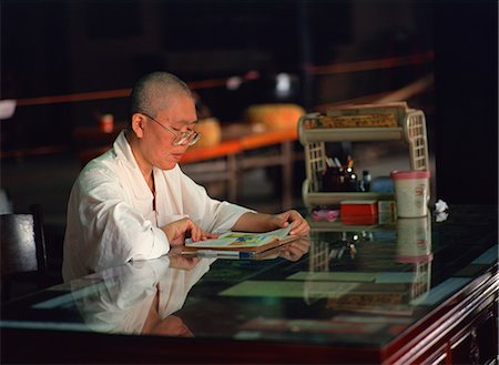 Buddhist nun studying, Tokong Cheng Hoon (Merciful Cloud) Temple, Melaka, Malaysia, Southeast Asia, Asia Foto de stock - Con derechos protegidos, Código: 841-02832455