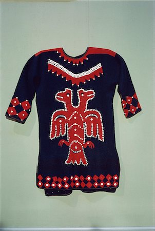 Raven clan design on Tlingit tunic from Angoon, Alaska, exhibited in the Portland Museum, Portland, Oregon, United States of America, North America Stock Photo - Rights-Managed, Code: 841-02901393