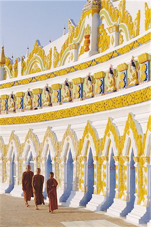 simsearch:841-03067430,k - Three Buddhist monks at Onhmin Thonze monastery, Sagaing, Myanmar (Burma), Asia Stock Photo - Rights-Managed, Code: 841-02902587