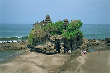 simsearch:841-02899056,k - A group of tourists visit the Tanalot Temple on the island of Bali, Indonesia, Southeast Asia, Asia Stock Photo - Rights-Managed, Code: 841-02903503