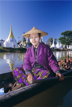 simsearch:841-03067430,k - Portrait of a woman in a boat, wearing a straw hat and face paste, Phaung Daw U Kyaung, Inle Lake, Shan State, Myanmar (Burma), Asia Stock Photo - Rights-Managed, Code: 841-02903667