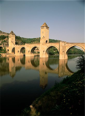simsearch:841-03034297,k - The medieval Pont Valentre over the River Lot, Cahors, Lot, Midi Pyrenees, France, Europe Stock Photo - Rights-Managed, Code: 841-02915003