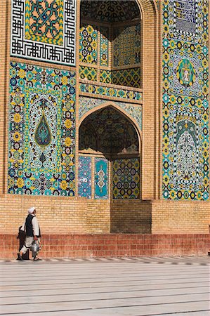 simsearch:841-02944764,k - Man carrying kettle walks past Friday Mosque (Masjet-eJam), Herat, Herat Province, Afghanistan, Asia Stock Photo - Rights-Managed, Code: 841-02916802