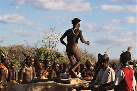 simsearch:841-02916982,k - Hamer Jumping of the Bulls initiation ceremony, naked initiate running over backs of bulls or cows, Turmi, Lower Omo valley, Ethiopia, Africa Foto de stock - Con derechos protegidos, Código: 841-02916994