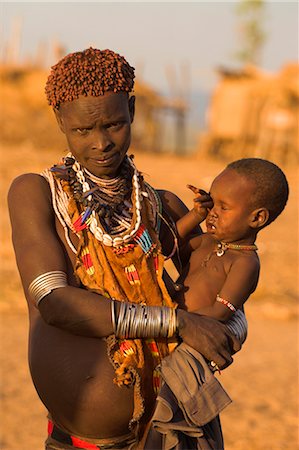 simsearch:841-03674817,k - Karo woman with child wearing traditional goat skin dress decorated with cowie shells, Kolcho village, Lower Omo Valley, Ethiopia, Africa Stock Photo - Rights-Managed, Code: 841-02917046