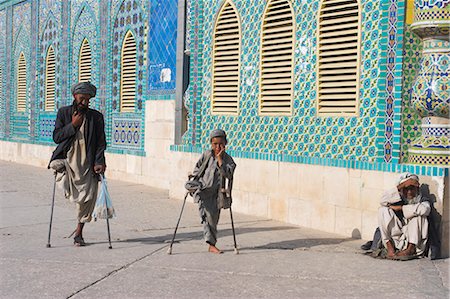 Father and son amputees outside the Shrine of Hazrat Ali, who was assassinated in 661, Mazar-I-Sharif, Afghanistan, Asia Foto de stock - Con derechos protegidos, Código: 841-02917191