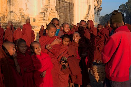 simsearch:841-02946644,k - Monks waitng in a long line to collect alms, Ananda festival, Ananda Pahto (Temple), Old Bagan, Bagan (Pagan), Myanmar (Burma), Asia Stock Photo - Rights-Managed, Code: 841-02917272