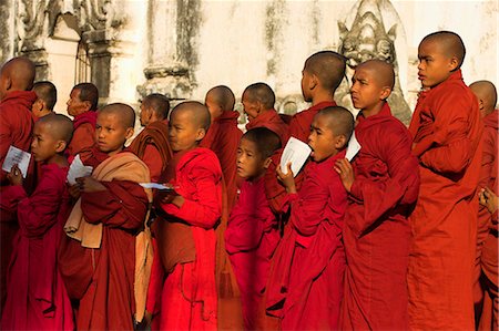 simsearch:841-02946644,k - Monks waitng in a long line to collect alms, Ananda festival, Ananda Pahto (Temple), Old Bagan, Bagan (Pagan), Myanmar (Burma), Asia Stock Photo - Rights-Managed, Code: 841-02917286