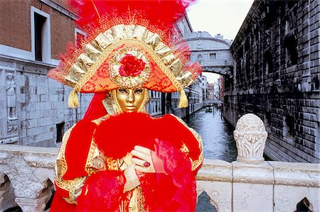 simsearch:841-02714288,k - Portrait of a person dressed in mask and costume posing in front of the Bridge of Sighs, Venice Carnival, Venice, Veneto, Italy, Europe Stock Photo - Rights-Managed, Code: 841-02917990