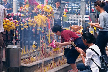 simsearch:841-02925433,k - Women with incense sticks worshipping at the Erewan shrine in Bangkok, Thailand, Southeast Asia, Asia Stock Photo - Rights-Managed, Code: 841-02918554
