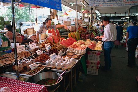 simsearch:841-03033826,k - A shopkeeper pointing at fruit on one of the food stalls in the Weekend market in Bangkok, Thailand, Southeast Asia, Asia Stock Photo - Rights-Managed, Code: 841-02918552