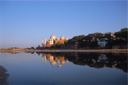 simsearch:841-02703267,k - The Taj Mahal seen from across the Jumna (Yamuna) River, Agra, Uttah Pradesh State, India, Asia Stock Photo - Rights-Managed, Code: 841-02919000