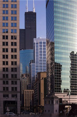 simsearch:841-02925122,k - Chicago skyscrapers, Sears Tower behind, 333 West Wacker Drive, right, Chicago, Illinois, United States of America, North America Stock Photo - Rights-Managed, Code: 841-02925082