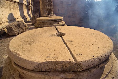 simsearch:841-02707443,k - Base for column with groove for lead casting, Baalbek, UNESCO World Heritage Site, Lebanon, Middle East Stock Photo - Rights-Managed, Code: 841-02945908