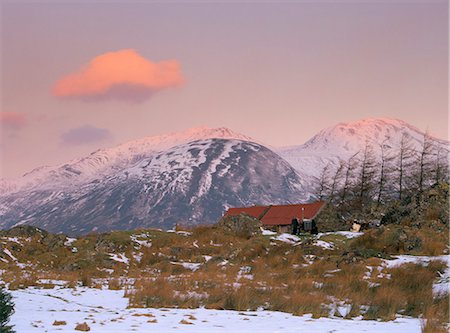 simsearch:628-02953843,k - Dawn light on the mountains of Skye from Galltair on the mainland, with a red roofed barn and snow on the ground in late winter, Glenelg, Highland region, Scotland, United Kingdom, Europe Foto de stock - Con derechos protegidos, Código: 841-02946225