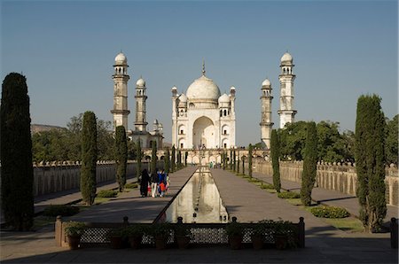 The Bibi ka Maqbara, built by Azam Shah in 1678 as a son's tribute to his mother, Begum Rabia Durrani, the Queen of Mughal emperor Aurangzeb, Aurangabad, Maharashtra, India, Asia Stock Photo - Rights-Managed, Code: 841-02992158