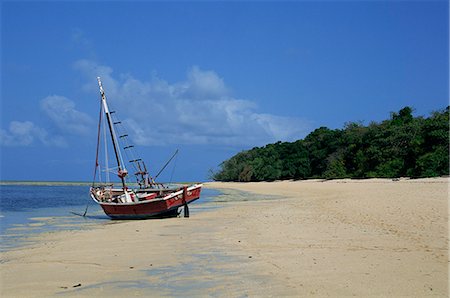 A boat moored on the beach on Green Island, Great Barrier Reef, Queensland, Australia, Pacific Stock Photo - Rights-Managed, Code: 841-03028583