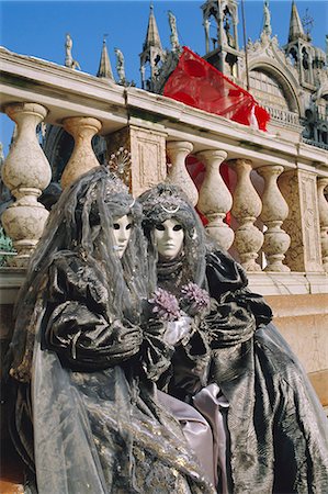 simsearch:841-06030938,k - People wearing masked carnival costumes, Venice Carnival, Venice, Veneto, Italy Foto de stock - Con derechos protegidos, Código: 841-03032816