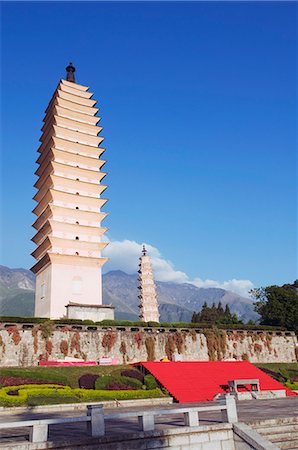 dali - The Three Pagodas at Chongsheng Temple in Dali Town, Yunnan Province, China, Asia Stock Photo - Rights-Managed, Code: 841-03056049