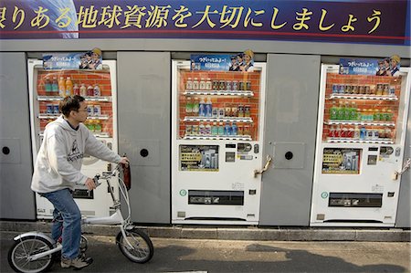 simsearch:841-03056192,k - Cyclist, vending machines, Shinjuku, Tokyo, Honshu, Japan, Asia Stock Photo - Rights-Managed, Code: 841-03056287