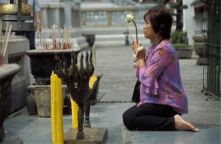 simsearch:841-06501931,k - Thai Buddhist woman praying at temple, Wat Phra Kaew (Wat Phra Kaeo), Royal Palace, Bangkok, Thailand, Southeast Asia, Asia Stock Photo - Rights-Managed, Code: 841-03056991