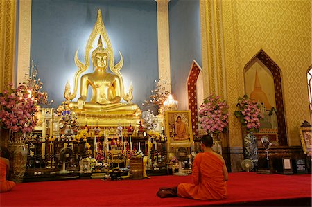 Monk praying and giant golden statue of the Buddha, Wat Benchamabophit (Marble Temple), Bangkok, Thailand, Southeast Asia, Asia Stock Photo - Rights-Managed, Code: 841-03065416