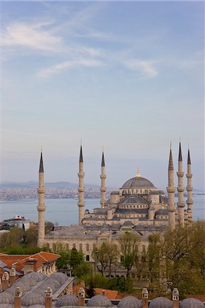 simsearch:841-02708534,k - Elevated view of the Blue Mosque in Sultanahmet, overlooking the Bosphorus, Istanbul, Turkey, Europe Stock Photo - Rights-Managed, Code: 841-03067142