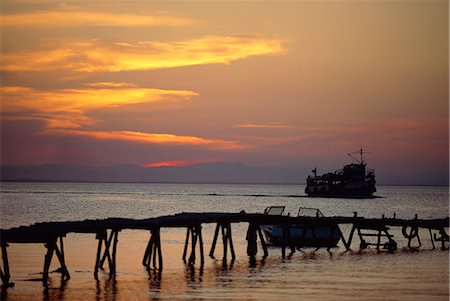 simsearch:862-07495921,k - Jetty and ferry at sunset at Moyogalpa in the west of Omotepe Island, Lake Nicaragua, Nicaragua, Central America Stock Photo - Rights-Managed, Code: 841-03067550