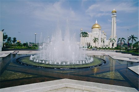 simsearch:877-08897949,k - Omar Ali Saifuddin Mosque (1958) dominates the skyline of the capital city, Bandar Seri Begawan, Brunei Darussalam Stock Photo - Rights-Managed, Code: 841-03067625