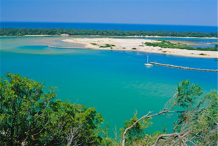 simsearch:841-05783557,k - Lakes Entrance, the seamouth of the Lakes District, Australia's largest inland waterway on the coast of Gippsland in east of the state, Victoria, Australia Stock Photo - Rights-Managed, Code: 841-03067717