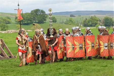 simsearch:841-02832407,k - Roman soldiers of the Ermine Street Guard, marching in column led by Standard Bearers and Trumpeter, Birdoswald Roman Fort, Hadrians Wall, Northumbria, England, United Kingdom, Euruope Foto de stock - Con derechos protegidos, Código: 841-03061211