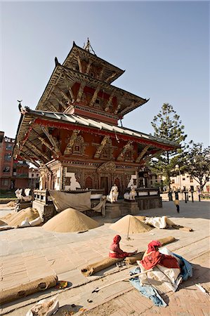 Piles of grain in front of the triple roofed pagoda of the Rato Machendranath temple, Patan, Kathmandu, Nepal, Asia Stock Photo - Rights-Managed, Code: 841-03062285