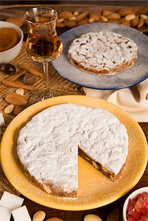 simsearch:841-03063374,k - Panforte of Siena, a cake made of honey, almonds, hazelnuts, candied fruits, cinnamon and nutmeg, Tuscany, Italy, Europe Foto de stock - Con derechos protegidos, Código: 841-03063373