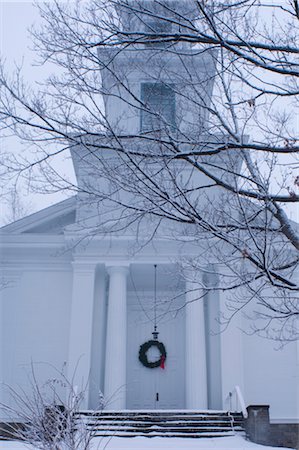 Une église en bois de style traditionnel avec une guirlande de Noël sur la porte d'entrée entourée de neige, Rensselaerville, New York État, États-Unis d'Amérique, Amérique du Nord Photographie de stock - Rights-Managed, Code: 841-03454229