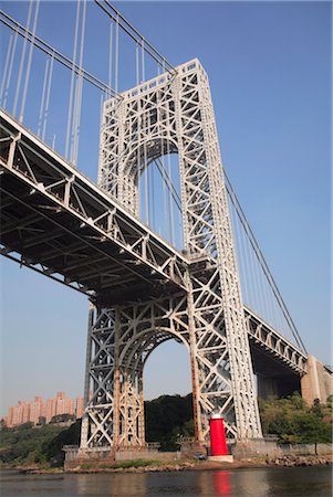 Petit phare rouge, George Washington Bridge, New York City, États-Unis d'Amérique, Amérique du Nord Photographie de stock - Rights-Managed, Code: 841-03454313