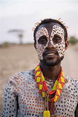 simsearch:841-02916982,k - Portrait of a Karo tribesman, with face and body painted with chalk to represent the spotted plumage of the guinea fowl, Omo river, Lower Omo Valley, Ethiopia, Africa Foto de stock - Con derechos protegidos, Código: 841-03505128