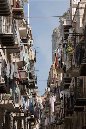 simsearch:841-03063374,k - Narrow street, balconies with washing, Cefalu, Sicily, Italy, Europe Foto de stock - Con derechos protegidos, Código: 841-03502522